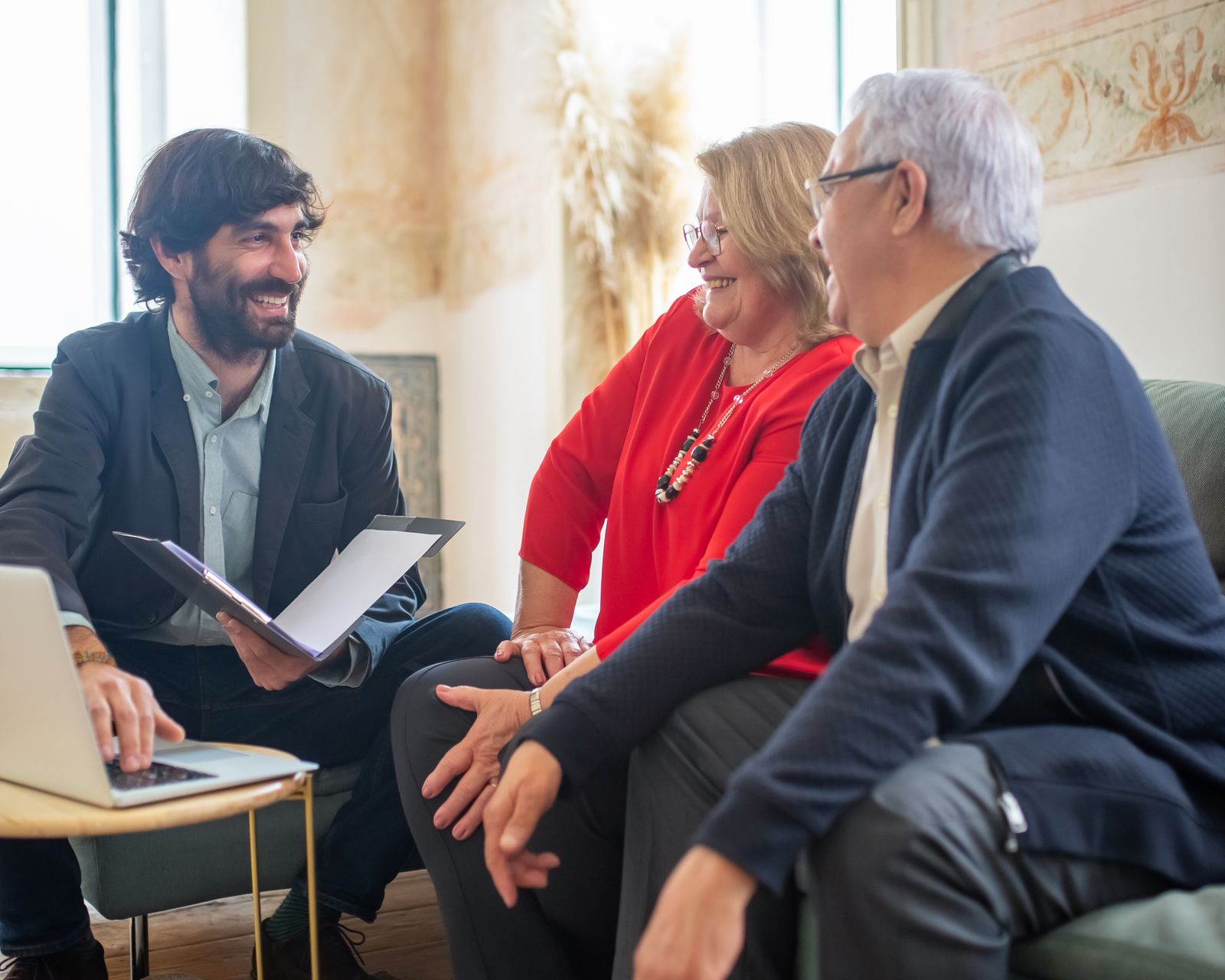 Un conseiller de La Centrale des Assurances en rendez-vous avec des clients